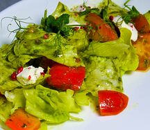 Салат из овощей с мягким сыром в соусе чимичурри