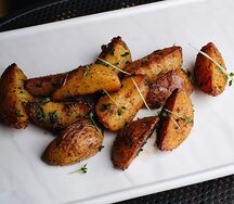 Молодой картофель в мундире по-деревенски