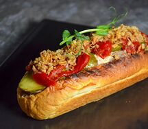 Хот-дог с рваной говядиной и печеным перцем