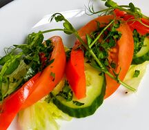 Свежие овощи к мясу