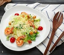 Салат Цезарь с креветками