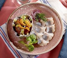 Сельдь с фаршированным картофелем
