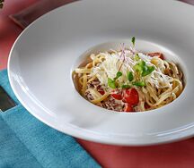 Паста с говядиной и томлеными черри