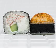 Запеченный ролл с крабом