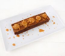 Десерт Брауни с соленой карамелью