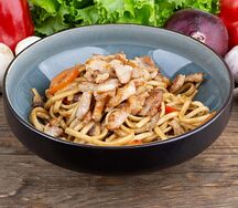 Лапша с курицей и кунжутным соусом
