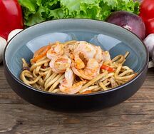 Лапша с креветкой и кунжутным соусом