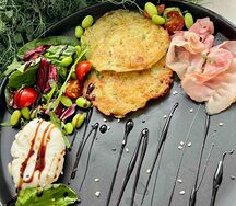 Драники с беконом и яйцом пашот 