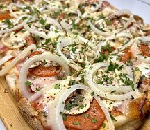 С маринованным луком и беконом