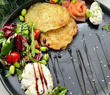 Драники с лососем и яйцом пашот 