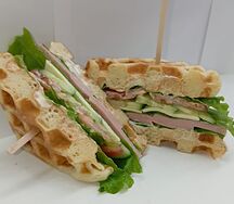 Сэндвич с ветчиной, сыром и овощами