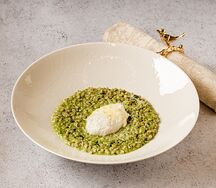 Зеленая гречка с яйцом пашот, пармезаном и шпинатным соусом
