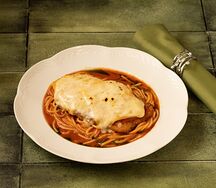 Спагетти арабьята с запеченной куриной грудкой под сыром Раклет