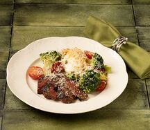 Стейк-салат с мраморной говядиной и картофелем пай