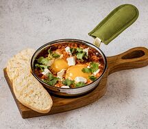 Шакшука из двух яиц с томатами и сыром фета