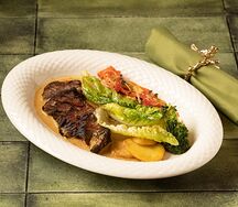 Стейк Мачете с овощами и соусом пеппер