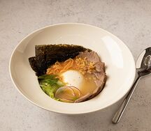 Сырный рамен с говядиной и пшеничной лапшой