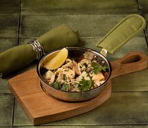 Скоблянка в пряном томатном соусе с овощами и морепродуктами