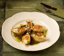 Конкильони фаршированные уткой и пармезаном под грибным соусом