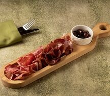 Мясные специалитеты с испанскими оливками Каламон