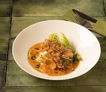 Мурманская треска с картофельным кремом, вонголе и соусом биск