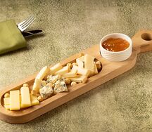 Ремесленные сыры с медом и гриссини