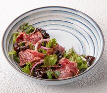 Салат с мраморной говядиной и соусом острый мёд
