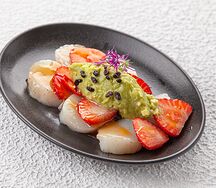 Крудо из морского гребешка с клубникой