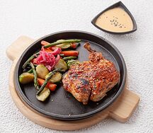 Печеный цыпленок с овощами и кукурузным соусом