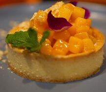 Тарт с хурмой и макадамия