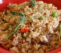Жареный рис с курицей и омлетом
