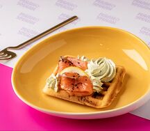 Кабачковая вафля с семгой и шпинатным муссом