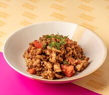 Греча с курицей и овощами в томатном соусе