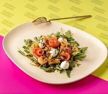 Микс-салат с семгой и креветками