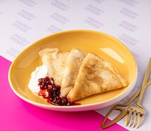 Блинчики со сметаной и ягодным джемом