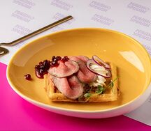 Кабачковая вафля с ростбифом, сливочным муссом и брусничным соусом