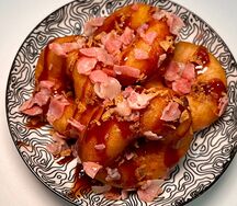 Пышки с беконом, жареным луком и соусом