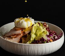 Сырная с индейкой и яйцом пашот