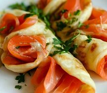 Пять блинчиков с красной рыбой 