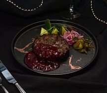 Большая котлета с брусничным соусом