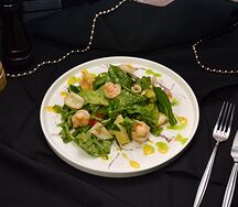 Салат с морепродуктами и манговым соусом