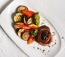 Стейк филе-миньон из говяжьей вырезки с овощами гриль