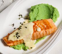 Стейк из лосося с пюре из брокколи и картофеля