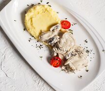 Медальоны из свинины и курицы с пюре из картофеля