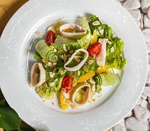 Легкий салат с кальмаром-гриль и апельсином