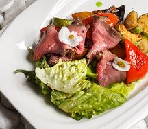 Ростбиф с рукколой и кедровыми орешками