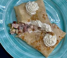 Блин с фруктами и взбитыми сливками