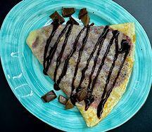 Блин с вишней и шоколадными каплями