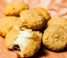 Сырные медальоны с халапеньо