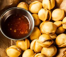 Хрустящие пельмени с соусом